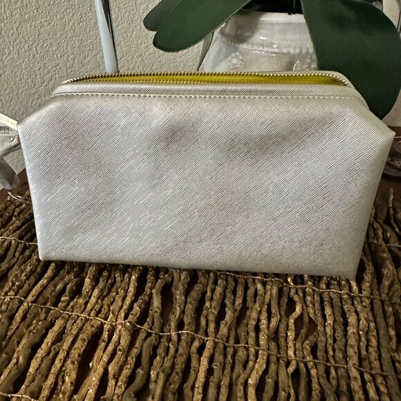 Kendra Scott Case - Picture 3 of 8